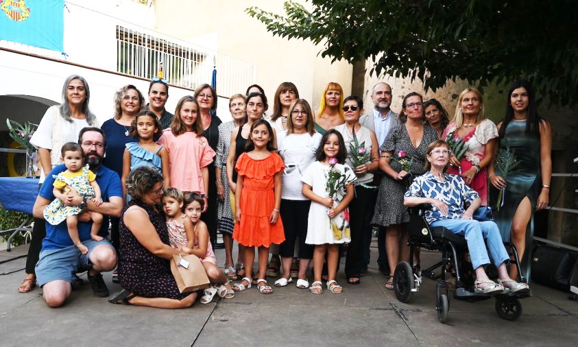 Les xiquetes i dones que duen el nom de Camí amb l'alcalde Alfredo Clúa