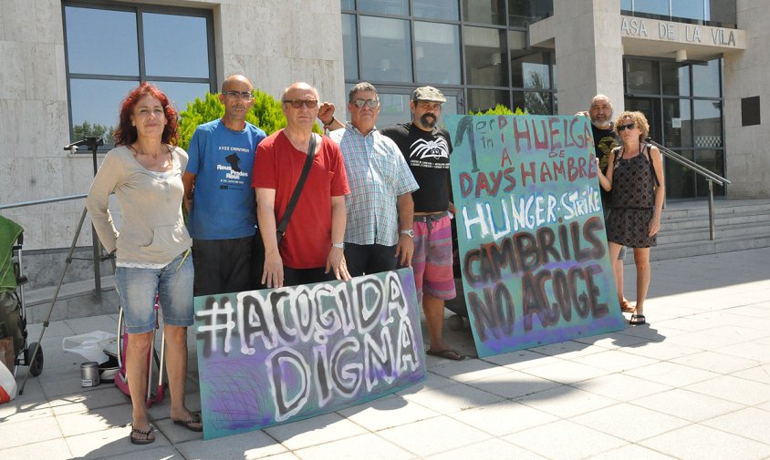 L'activista Jorge Fernández –al centre de la imatge amb samarreta negra– va iniciar, ahir, una vaga de fam davant de l'Ajuntament de Cambrils