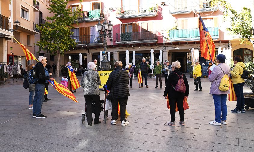 Concentració de les Àvies i Avis per la Independència, ahir, a la plaça de la Vila