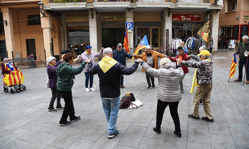 Les Àvies i Avis ballant una sardana, ahir al matí, a la plaça de la Vila