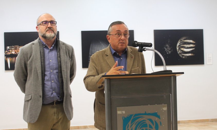 Josep Capella, president de l'Associació Cultural revista Cambrils, durant la inauguració