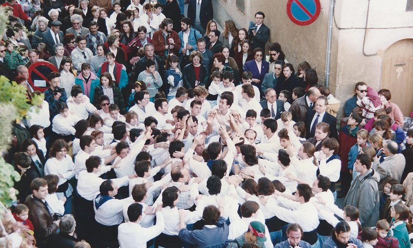 Primera actuació dels Xiquets de Cambrils, encara amb camisa blanca, a la Festa Major de la Immaculada de l'any 1993, ara fa 30 anys