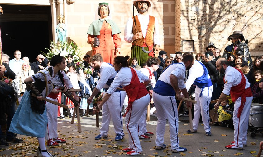 La plaça de l'Església de Santa Maria va acollir les actuacions dels grups festius a l'acabament de la professó