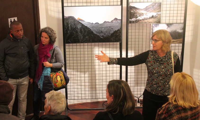 Gemma Miralda explicant el rerefons de les seves fotografies als assistents a l'exposició