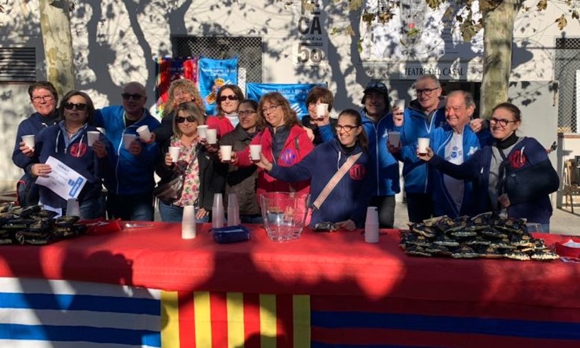 Els membres de la Penya Barça i la Penya Blanc i Blava, ahir a la plaça de l'esgésia de Sant Pere