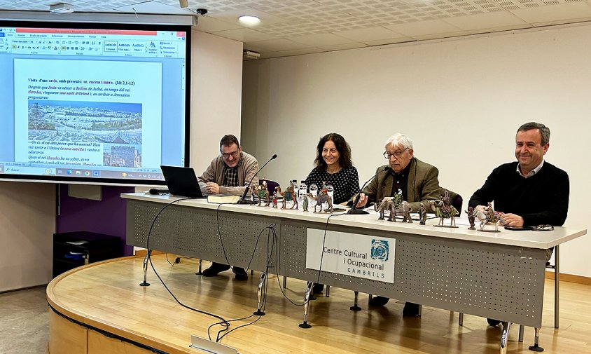 Alfred Sarrà, president de l'AAA la Salle; Lenke Kovács, mossèn Joan Magí i Lluís Rovira, presentador de l'acte, ahir, al Centre Cultural