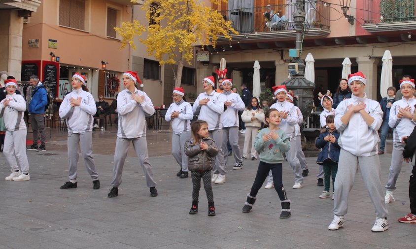 Els més petits s'ho van passar d'allò més bé ballant a la plaça de la Vila