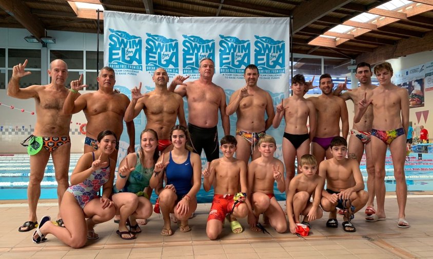 Foto de grup dels participants a la 100x100 celebrada ahir al matí a la piscina municipal