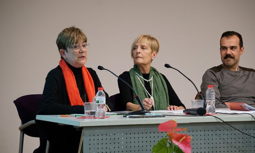 Montserrat Loba, a l'esquerra, durant la presentació del seu llibre