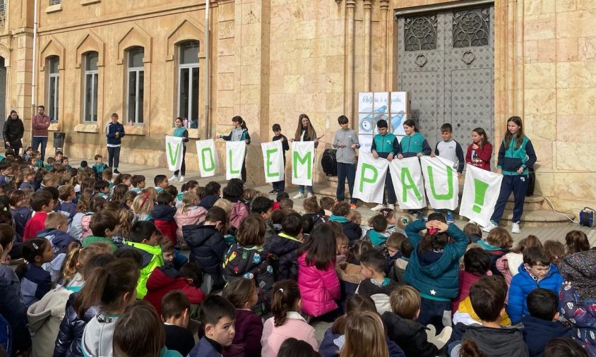 Els alumnes d'Infantil i Primària van commemorar el Dia Escolar de la No-Violència i la Pau al pati de l'edifici la Salle