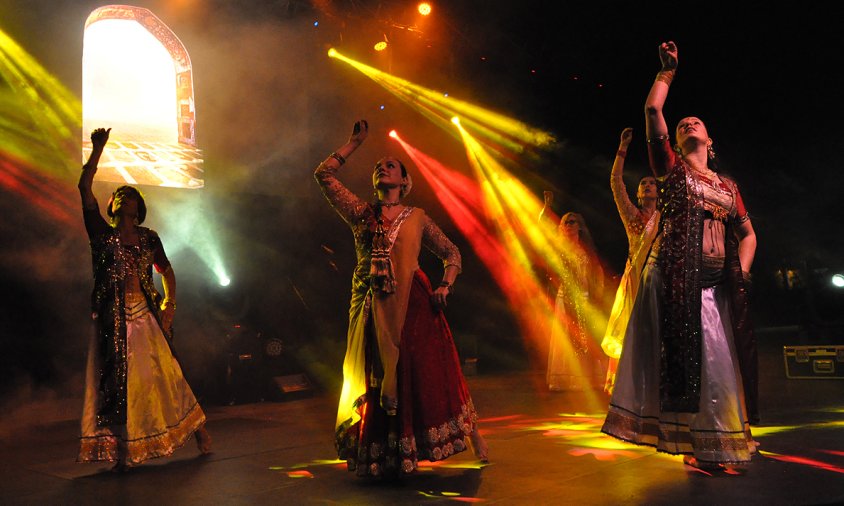 Dansa índia dins la Nit d'Artistes, aquest passat dissabte a la nit