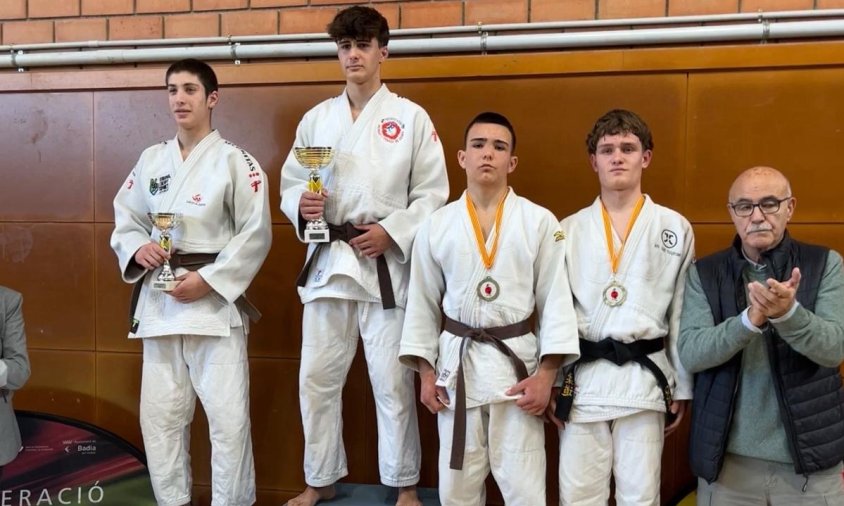 Imatge del podi del campionat de Catalunya de judo cadet amb el cambrilenc David Sevilla en la tercera posició del podi (el segon per la dreta)