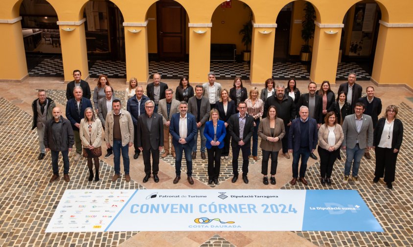 Foto de família dels ens i empreses participants al Conveni Córner de Turisme de la Diputació