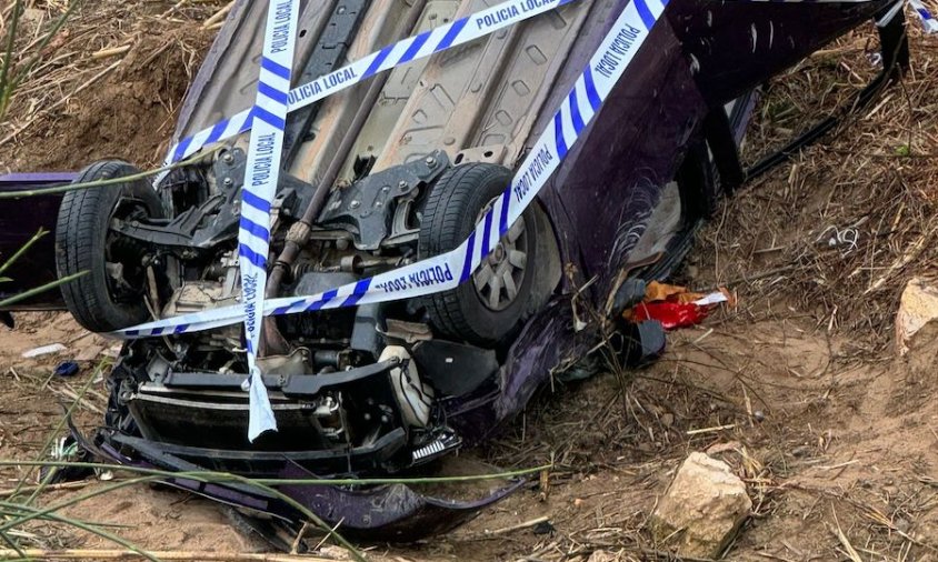 Vehicle accidentat a la riera de Maspujols