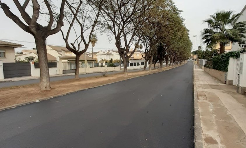 El carrer de Castell d'Almansa s'ha asfaltat en el marc de la campanya "Cambrils reviu"