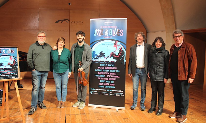 Membres de La Mar de Jazz, el regidor de Cultura Jordi Barberà, el violinista Apel·les Carod i i el director del Rambla de l'Art Toni Badimón, durant la presentació