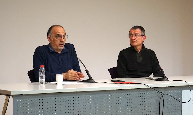 Salvador Matas, a la dreta, va presentar la conferència protagonitzada per Toni Orensanz
