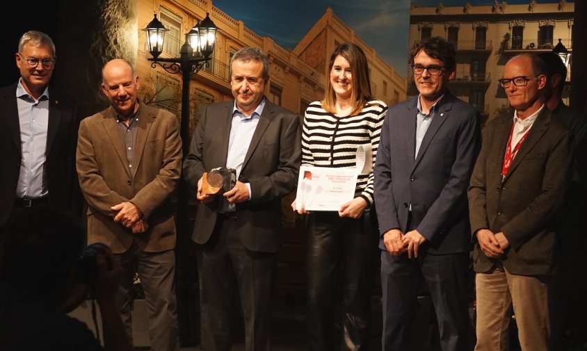 El director i la periodista de 'Revista Cambrils', Lluís Rovira i Cristina Sierra, recollint el premi en la categoria En Català