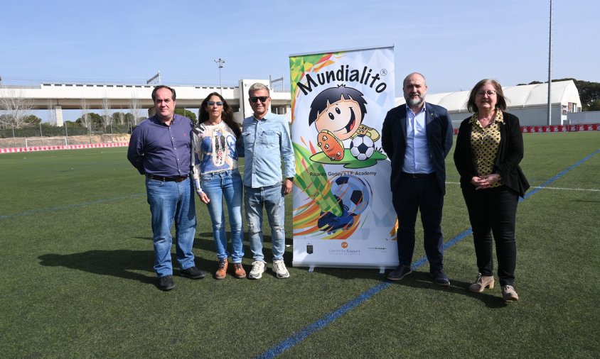 Imatge de la roda de premsa de presentació del Mundialito de futbol. D'esquerra a dreta: Pepe Núñez, Nilda Gutiérrez, Ricardo Godoy, Alfredo Clúa i Camí Mendoza