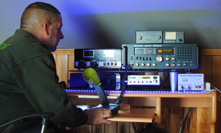 Jordi Caballé amb l'estació de ràdio que té a casa