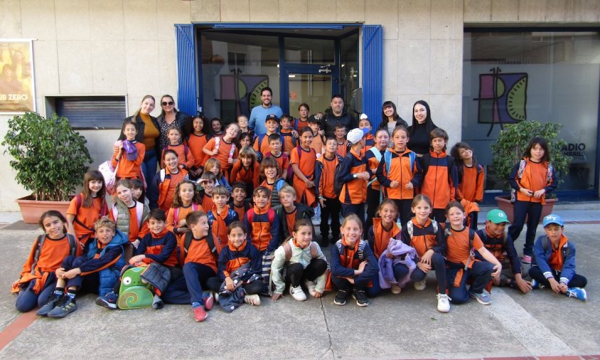 Foto de grup dels alumnes de l'escola Guillem Fortuny que van participar al taller de ràdio