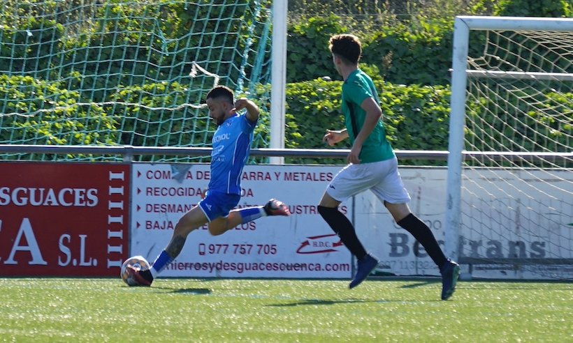 Un jugador del Cambrils Unió B intentant fer una jugada en el partit disputat dissabte a Cambrils