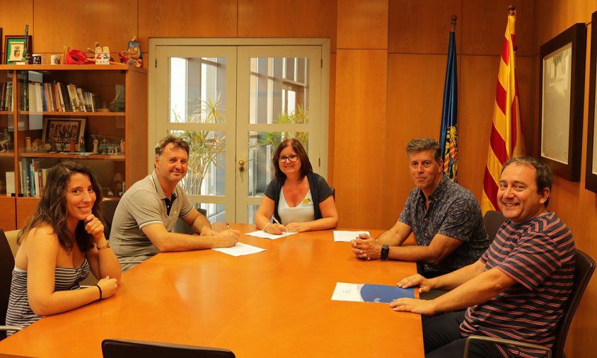 Moment de la signatura del conveni entre l'Ajuntament i la Confraria de Pescadors