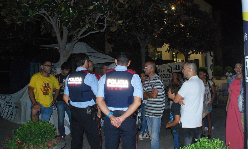 Cap a dos quarts d'una de la nit de dissabte, els Mossos d'Esquadra van acudir a la plaça de l'Ajuntament