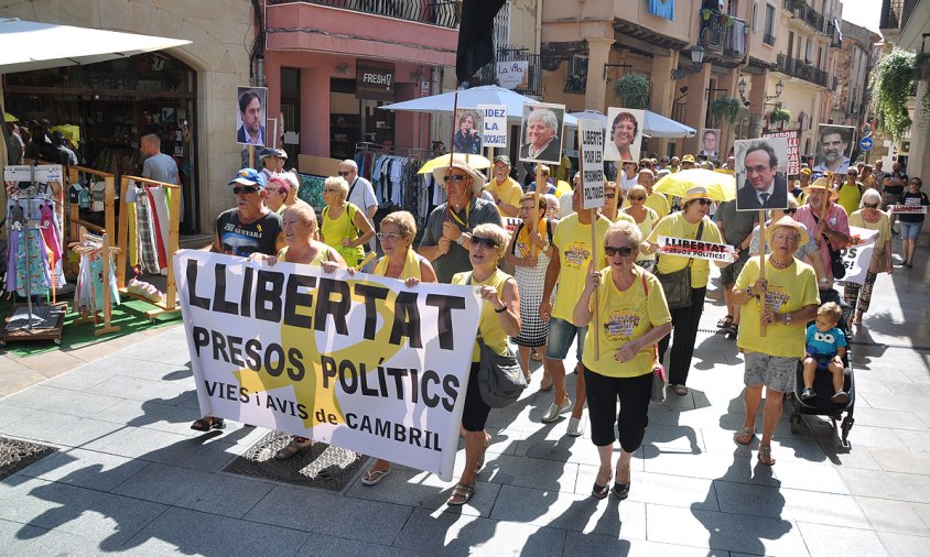 La manifestació dels Avis i Àvies arribant a la plaça de la Vila