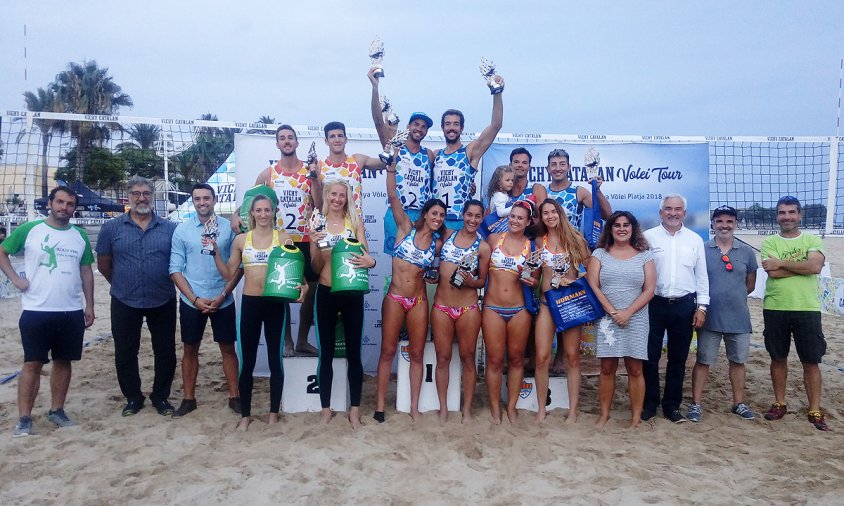 Imatge dels guanyadors i finalistes de la final del campionat de Catalunya de vòlei platja disputat a Cambrils
