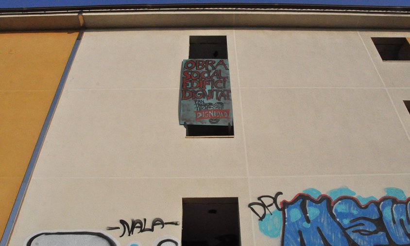 Imatge de la pancarta que es va col·locar a l'edifici de l'antiga residència Montemar, ocupada des del passat mes de juny