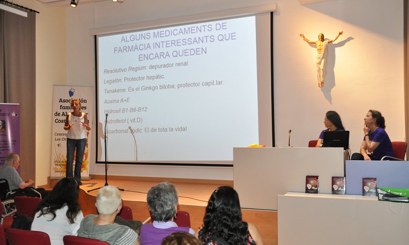 Teresa Morera, acompanyada a la taula del costat per Jéssica Sánchez i Ángela Torres, en un moment de la xerrada del passat divendres