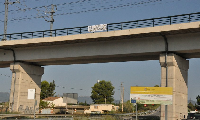 Pancarta al pont del viaducte, sobre la carretera de Montbrió