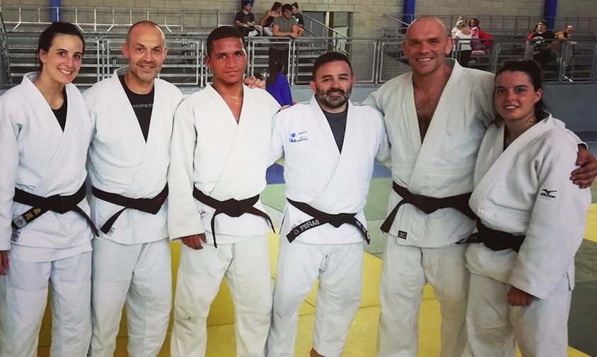 Foto de grups dels judokes cambrilencs amb Óscar Peñas