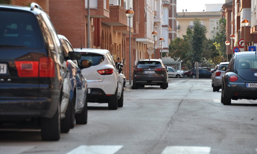 Vehicles estacionats al carrer de Roca i Cornet, al barri del Pinaret