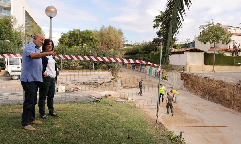 L'alcaldessa –Camí Mendoza– i el regidor de Serveis Medi Ambient i Obra Pública –Antonio Laguna– van visitar ahir les obres d'aquest espai