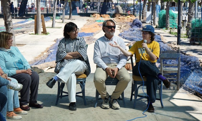 Maria Borràs i Marina Carrión, conversant amb Siscu Gil i Ana Piñas durant la presentació de Buscar l'Agulla al moll