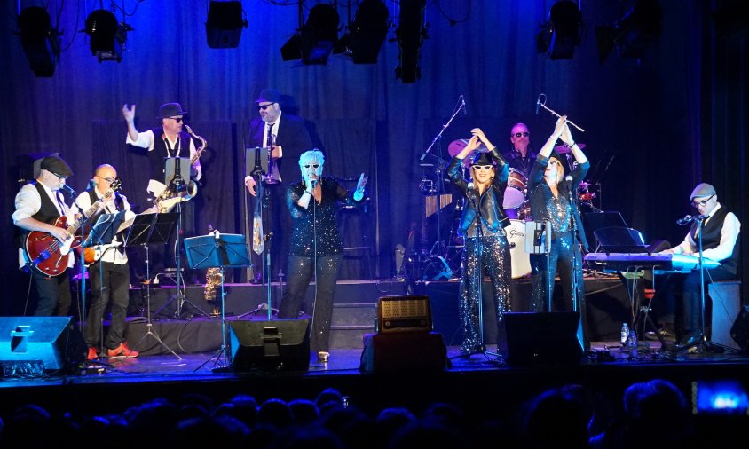 Un moment de l'actuació dels Oncles i Tietes Band, ahir al vespre, al Teatre del Casal
