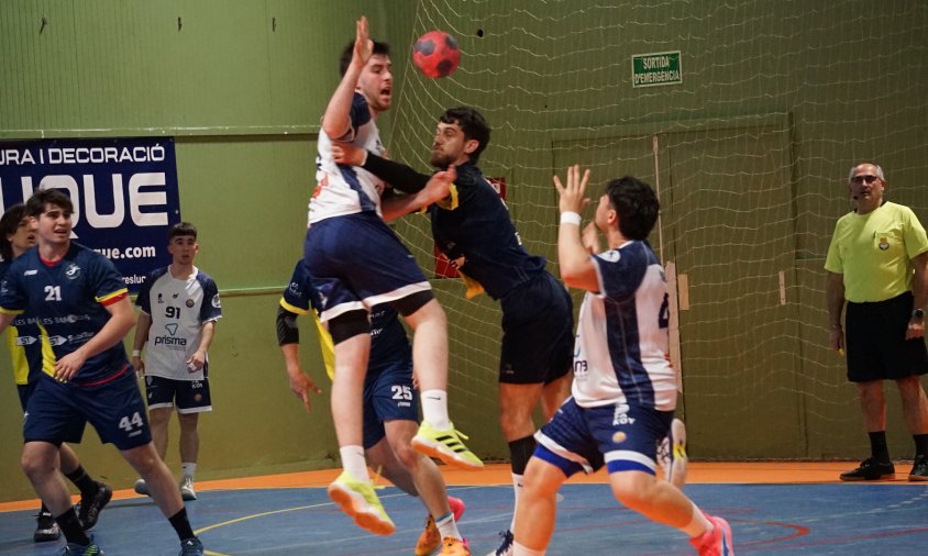 Jugada corresponent al penúltim partit de lliga entre el Cambrils i el Sant Esteve Sesrovires