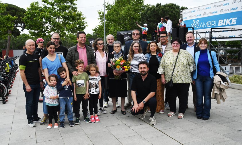 Alcalde i regidors amb els familiars de Jordi Mariné Tarés, ahir al Cambribike
