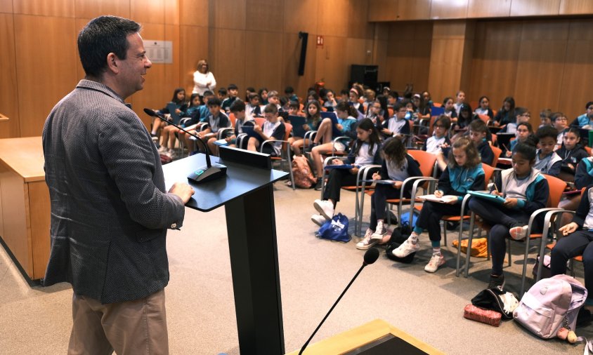 L'alcalde Oliver Klein va rebre els alumnes a la sala de plens de l'Ajuntament