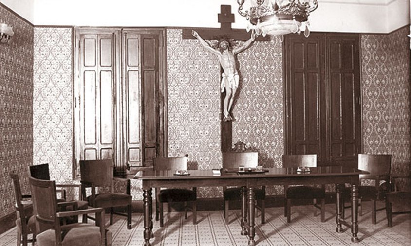Aspecte de la sala de plens de l'Ajuntament de Cambrils, als anys 60