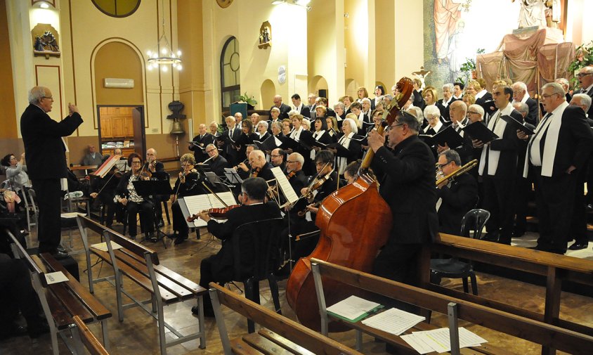El cor i l'orquestra dels Amics de la Catedral de Tarragona, aquest passat dissabte, a l'església parroquial de Sant Pere