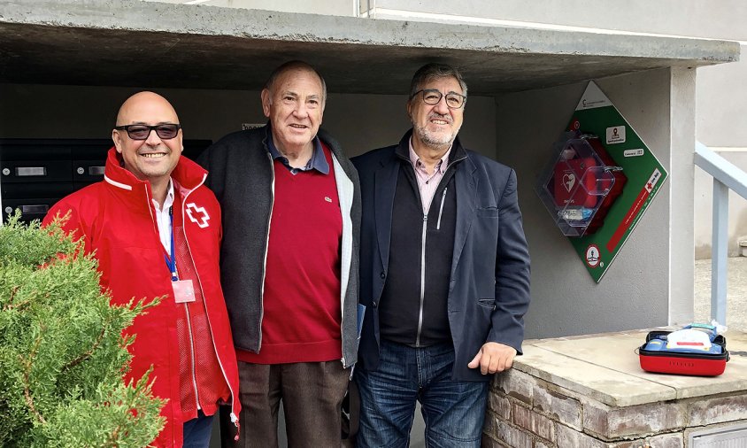 El regidor de Salut Pública, Josep Maria Vallès, i el responsable tècnic de Creu Roja, Enrique González Ruiz, amb un dels nous aparells