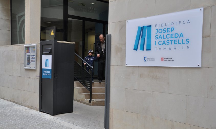 Imatge d'arxiu de la porta d'entrada de la Biblioteca Josep Salceda i Castells, on hi ha una bústia de devolucions