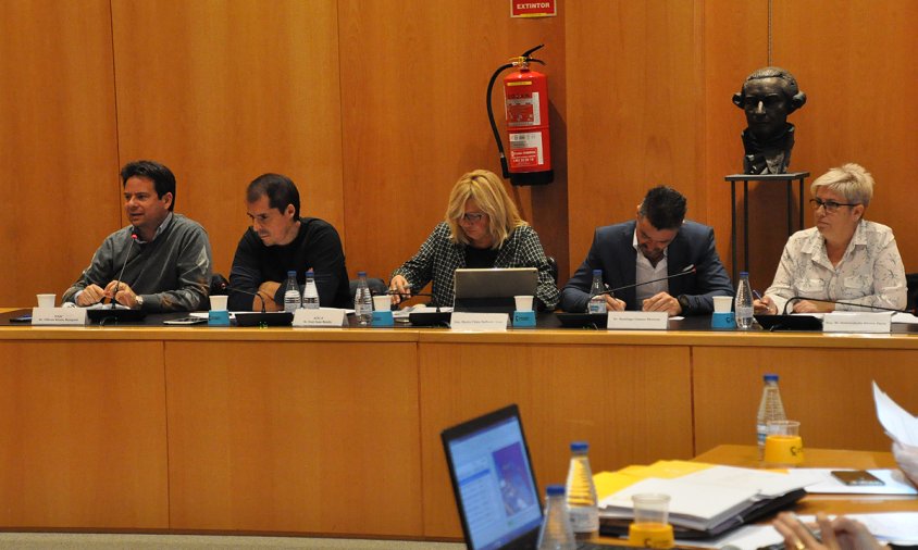 El regidor Ivan Sanz de l'AdC, el segon per l'esquerra, va presentar la moció sobre pobresa energètica