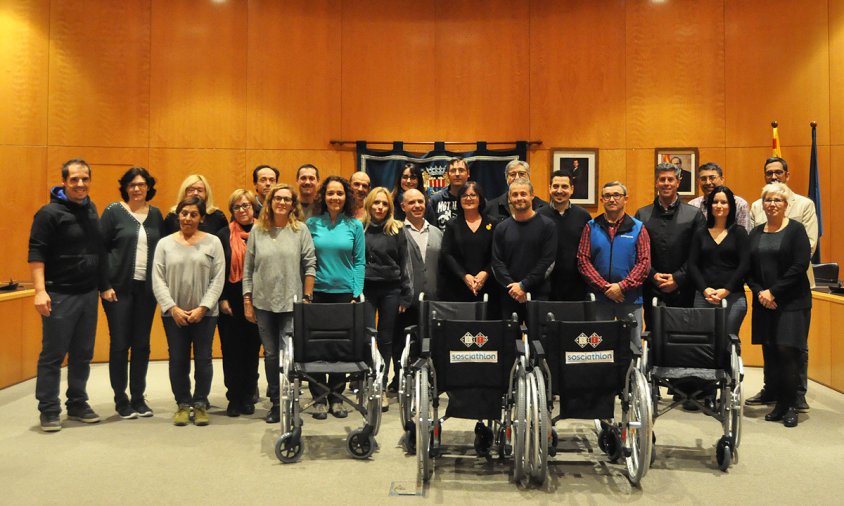 Foto de grup de l'acte de donació de les cadires de rodes, ahir a la tarda