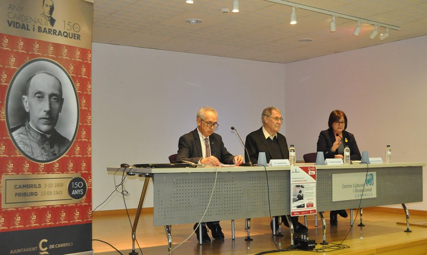 Moment de la presentació del llibre, ahir al vespre. D'esquerra a dreta: Josep Oliveras, Manuel Castellet i Camí Mendoza