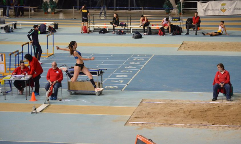 Nuria Caballero en la prova de salt de llargada