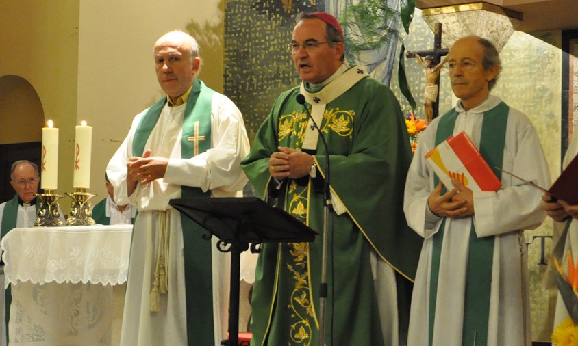 Mossèn Josep M. Font, a l'esquerra; al costat de l'Arquebisbe de Tarragona Jaume Pujol, al centre, i de mossèn Ramon Blas, a la dreta, el 8 d'octubre de 2011, quan va ser nomenat rector de la parròquia de Sant Pere en substitució de mossèn Ramon Blas
